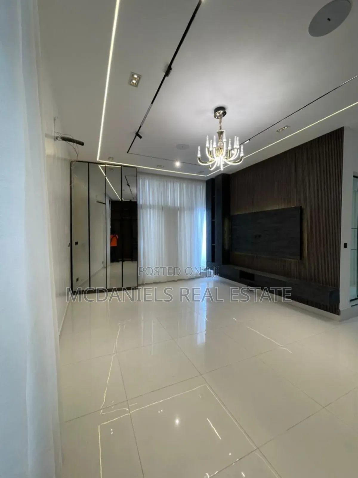5bdrm Duplex in Chevron for sale