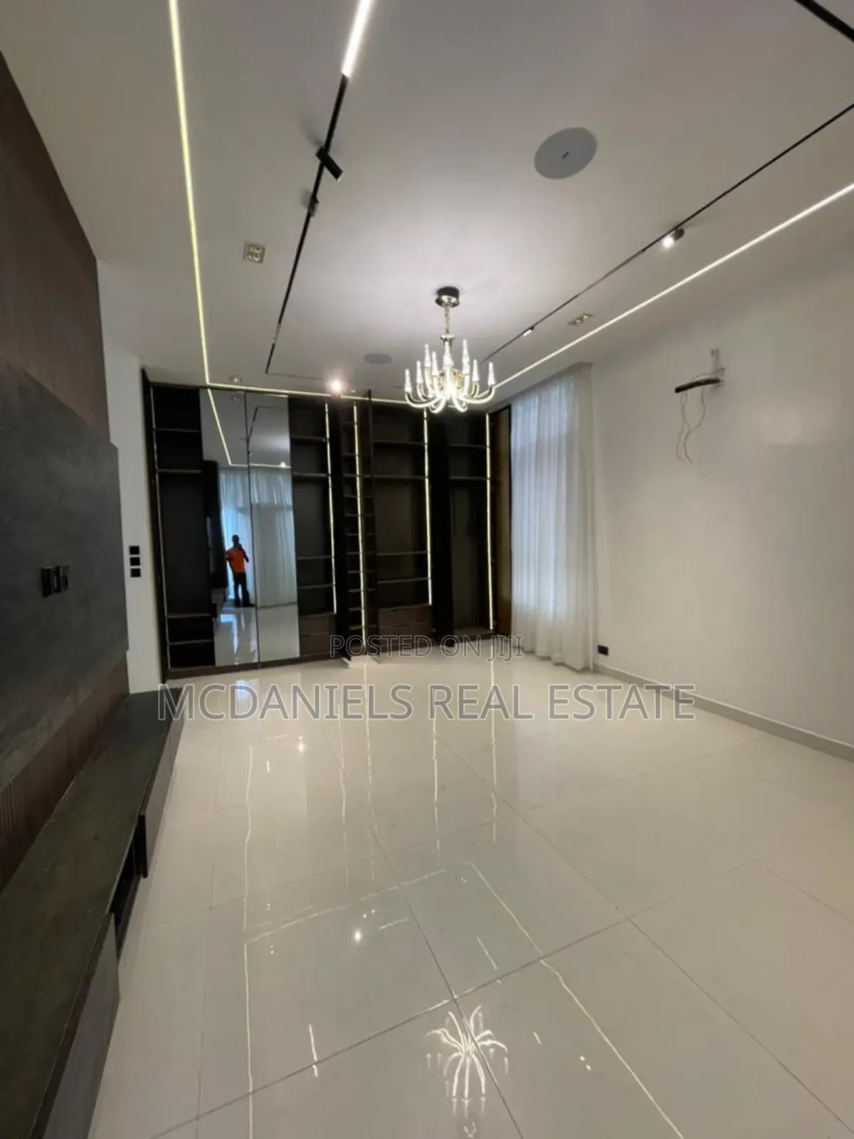 5bdrm Duplex in Chevron for sale