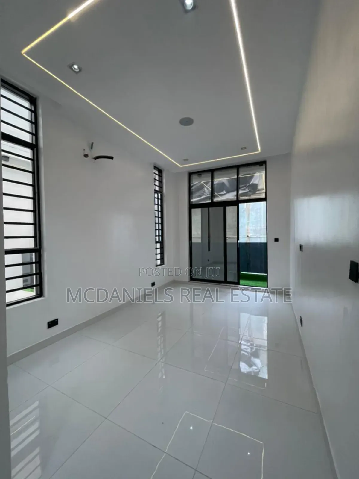 5bdrm Duplex in Chevron for sale