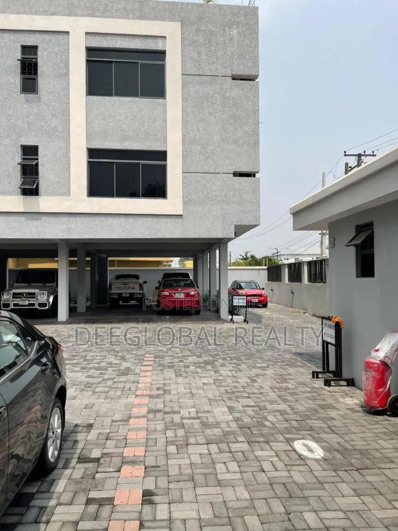 3bdrm Apartment in Lekki Phase 1 for rent