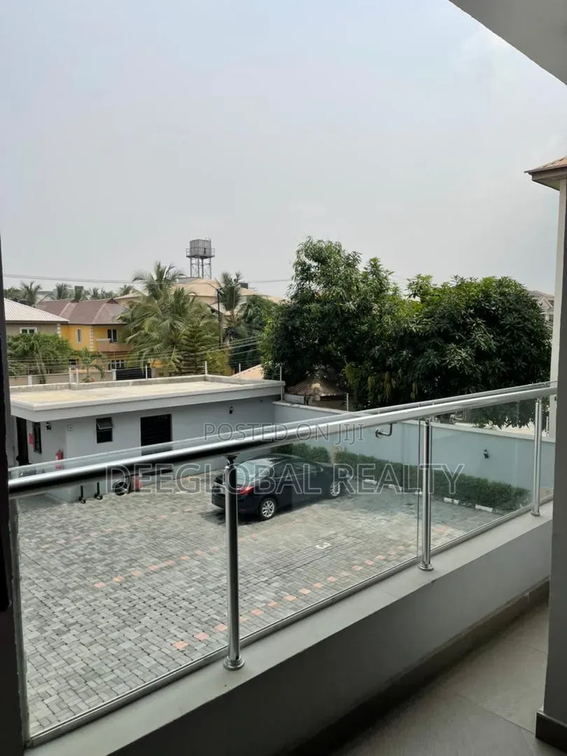 3bdrm Apartment in Lekki Phase 1 for rent