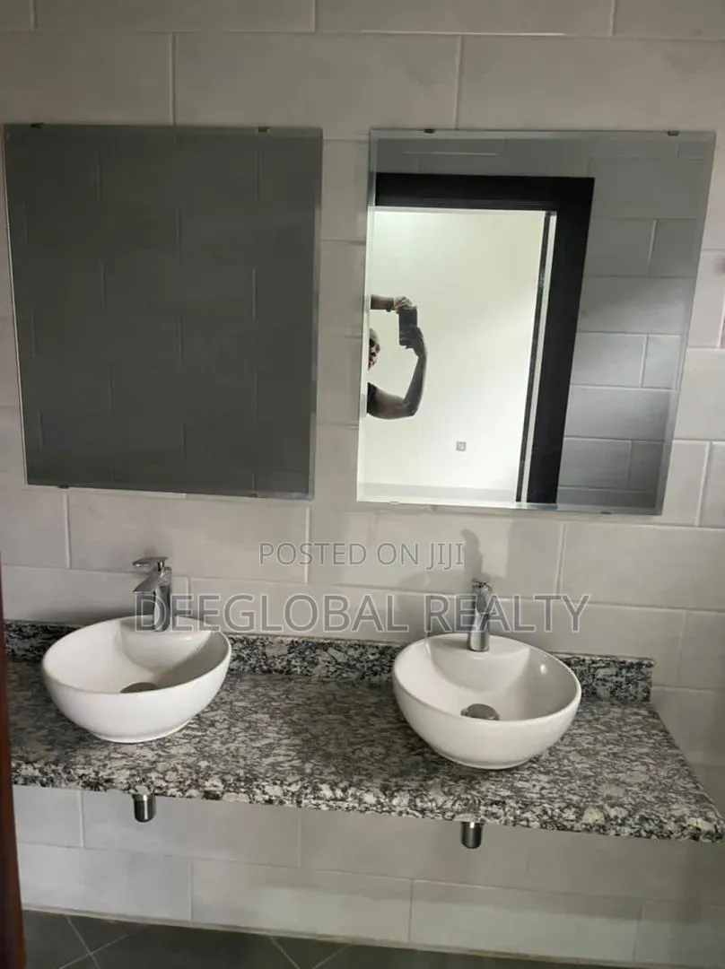 3bdrm Apartment in Lekki Phase 1 for rent
