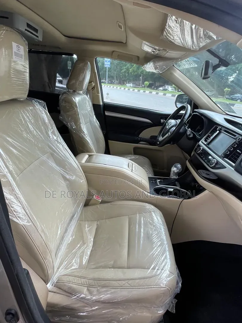 Toyota Highlander XLE 4dr SUV AWD (3.5L 6cyl 6A) 2015 Gold
