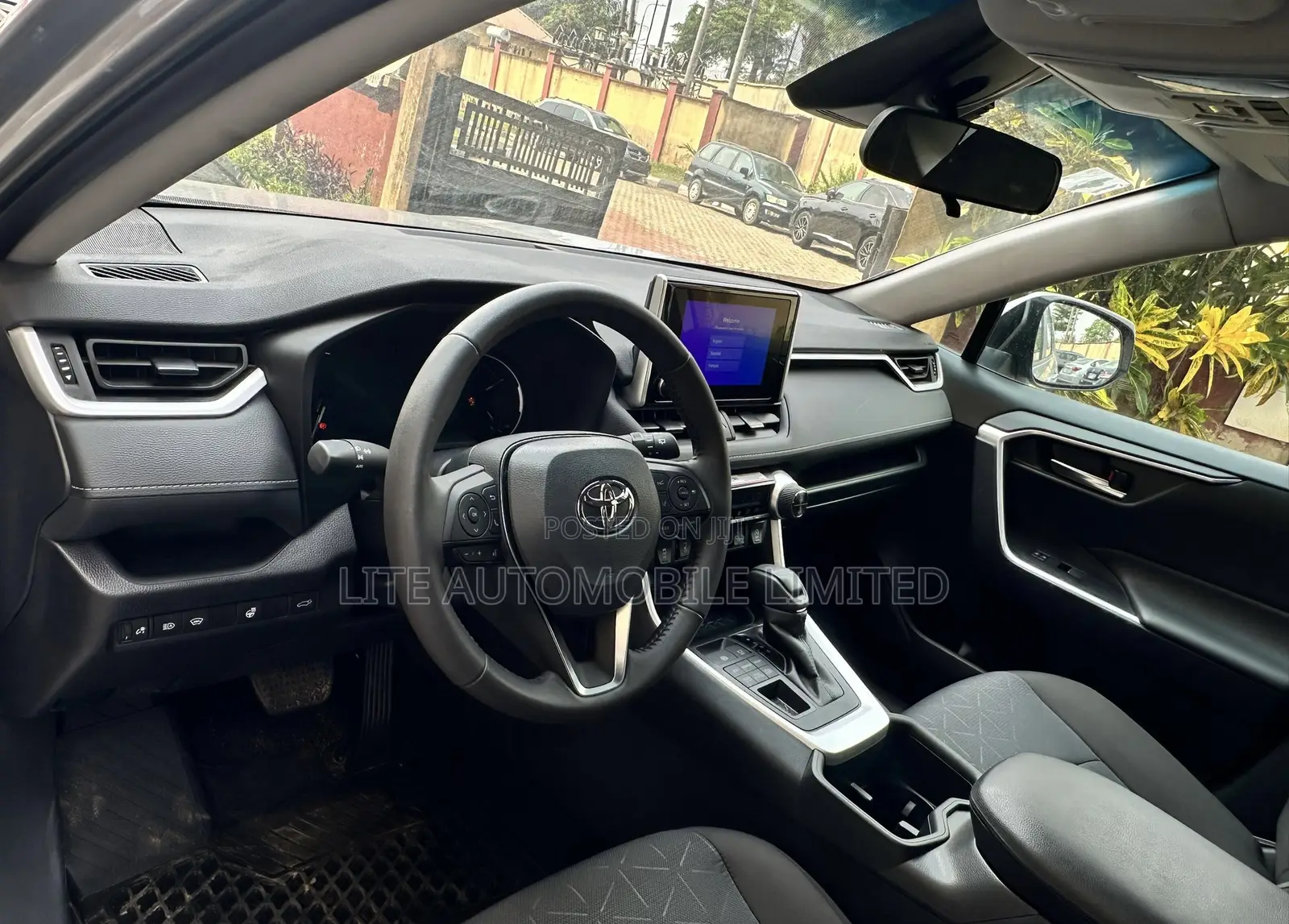 Toyota RAV4 XLE 2025 Silver