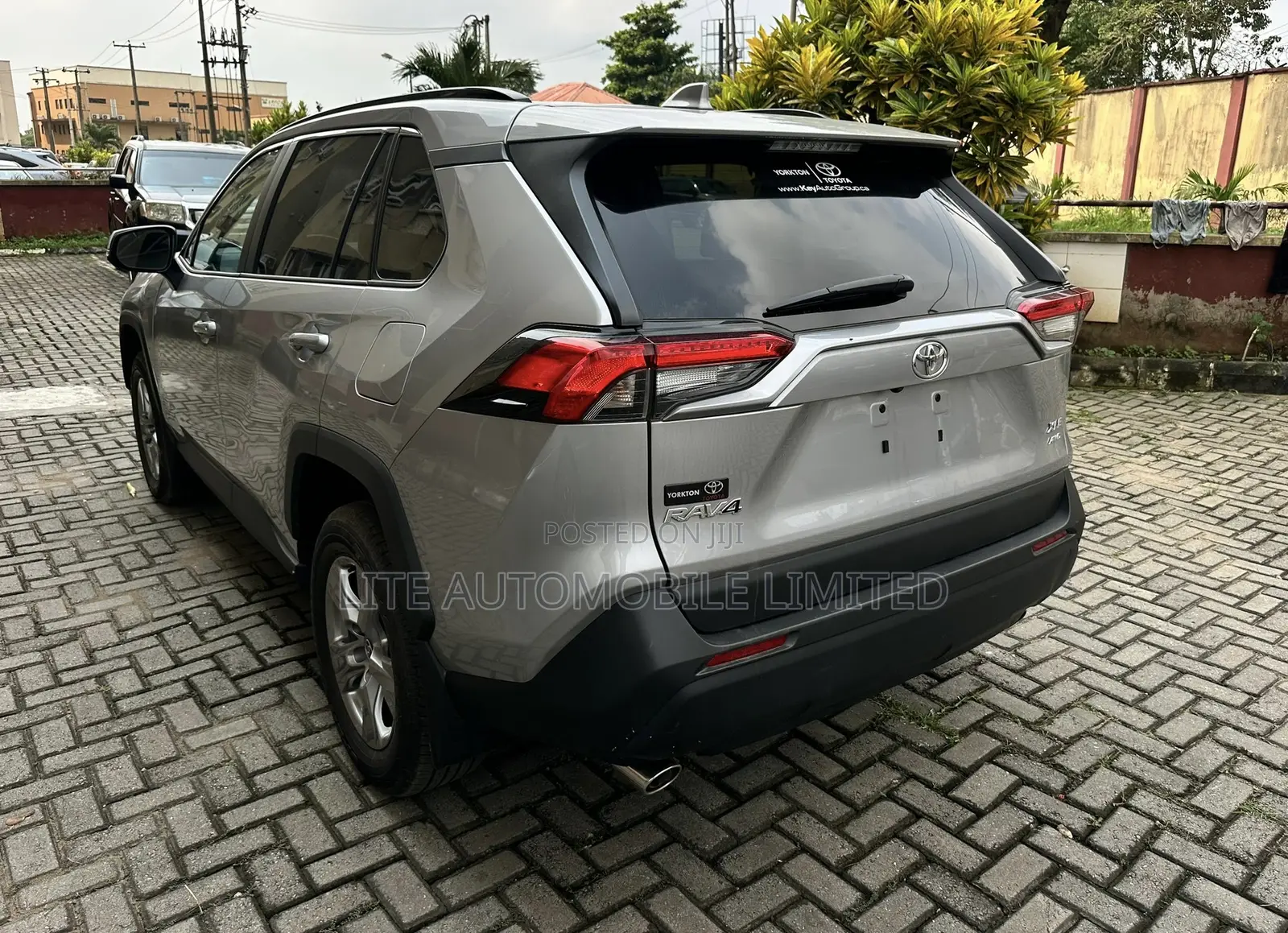 Toyota RAV4 XLE 2025 Silver