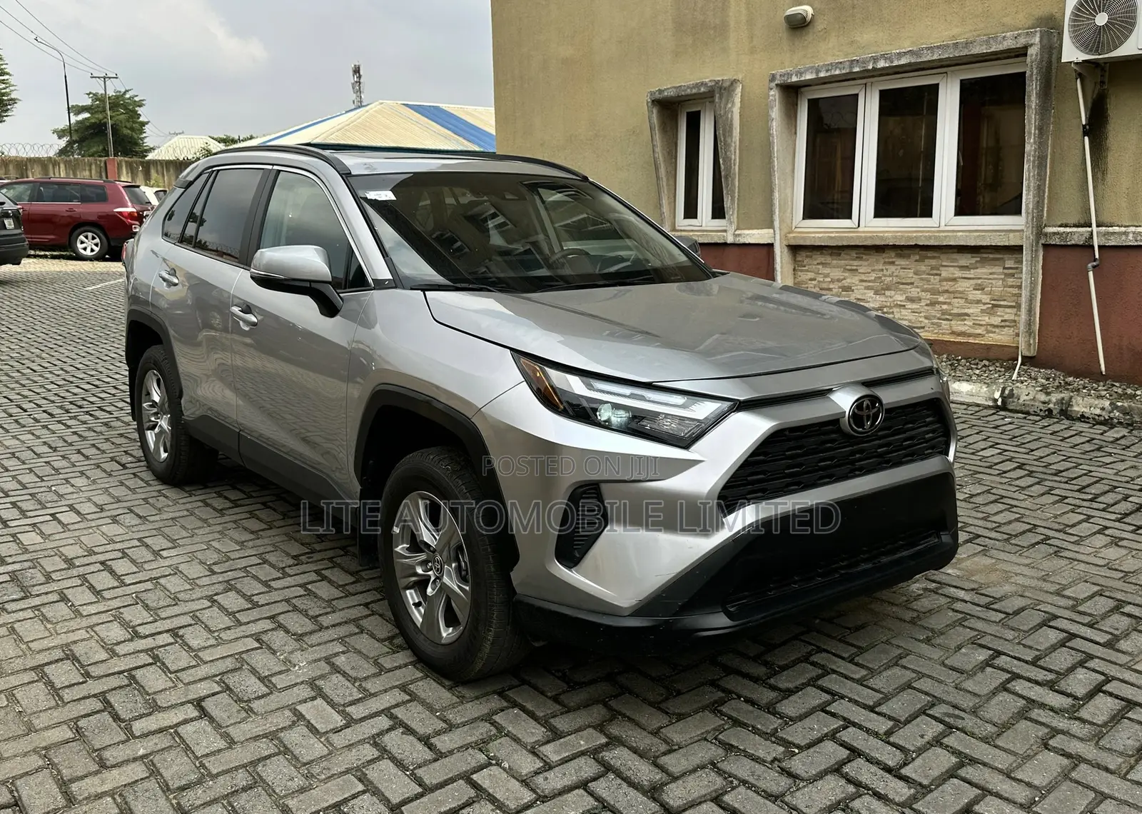 Toyota RAV4 XLE 2025 Silver