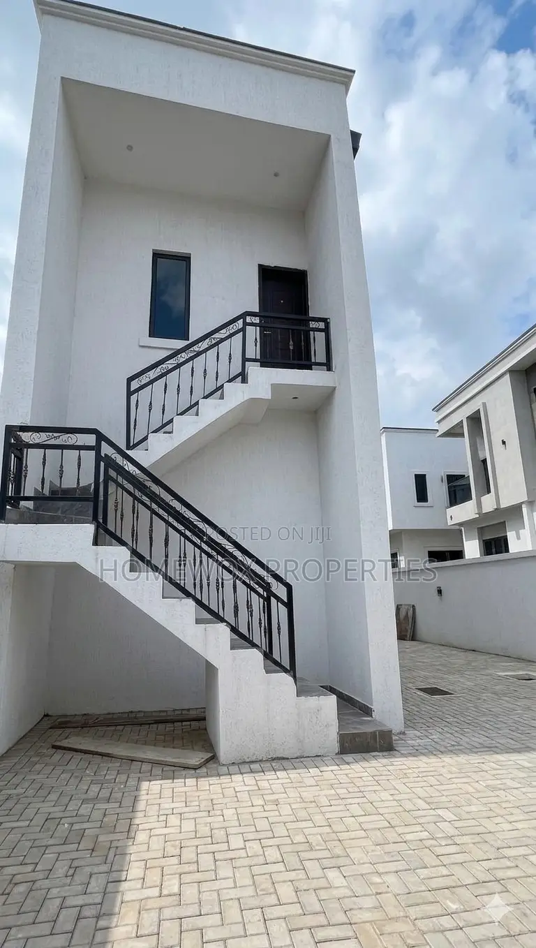 4bdrm Duplex in Rumuahalu for sale