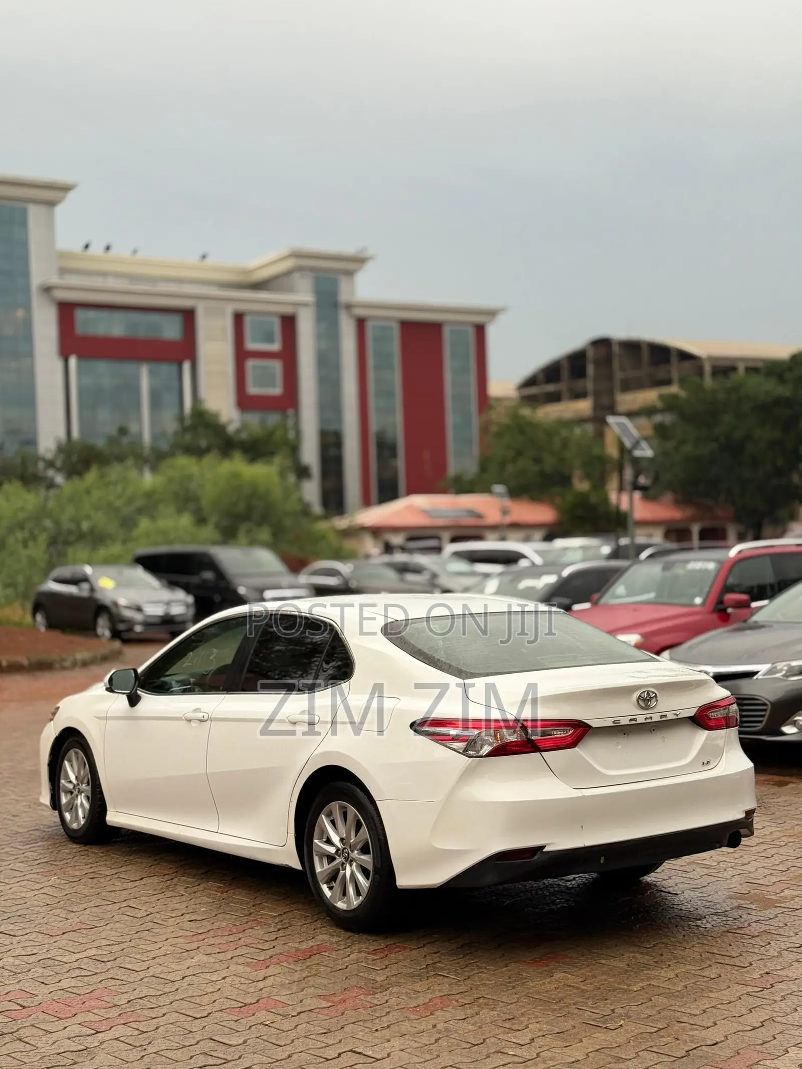 Toyota Camry LE FWD (2.5L 4cyl 8AM) 2018 White