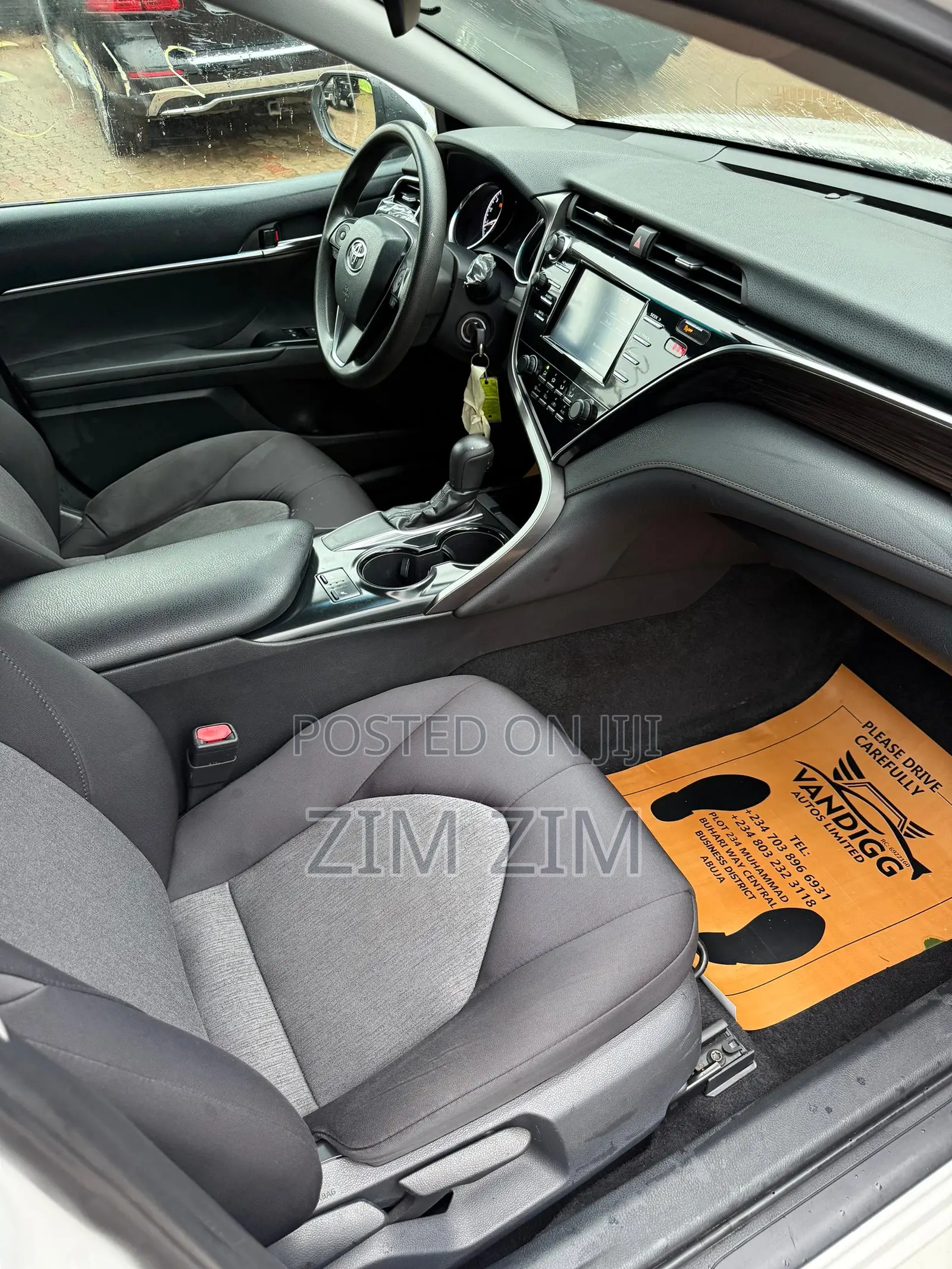 Toyota Camry LE FWD (2.5L 4cyl 8AM) 2018 White