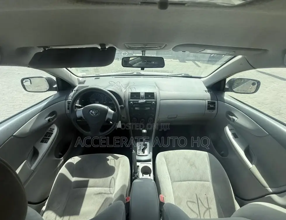 Toyota Corolla LE 4dr Sedan (1.8L 4cyl 4A) 2010 Silver