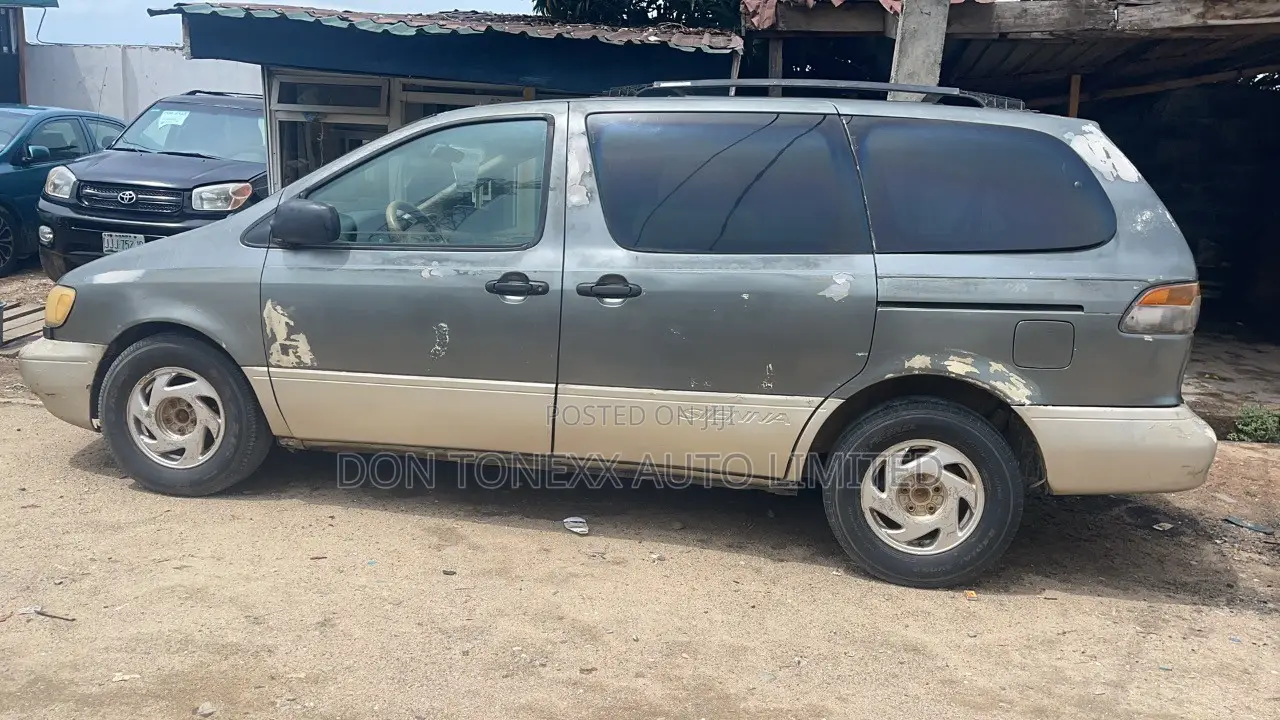 Toyota Sienna LE & 1 hatch 2000 Gray