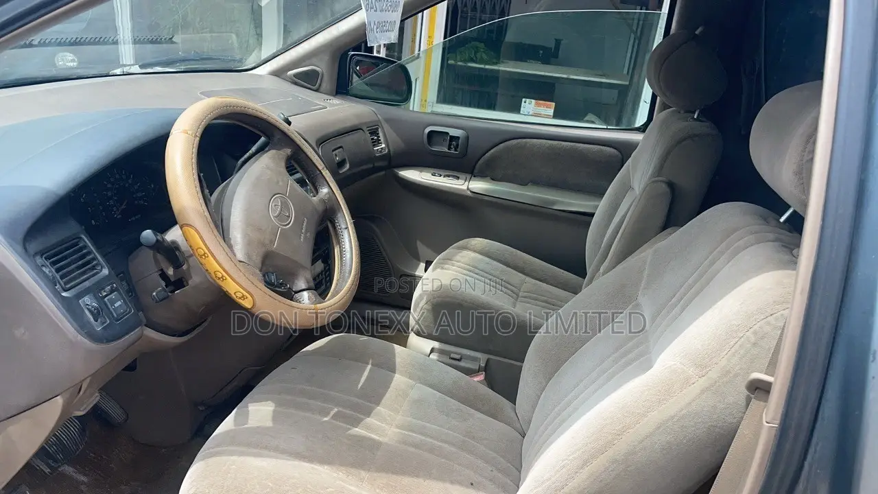 Toyota Sienna LE & 1 hatch 2000 Gray
