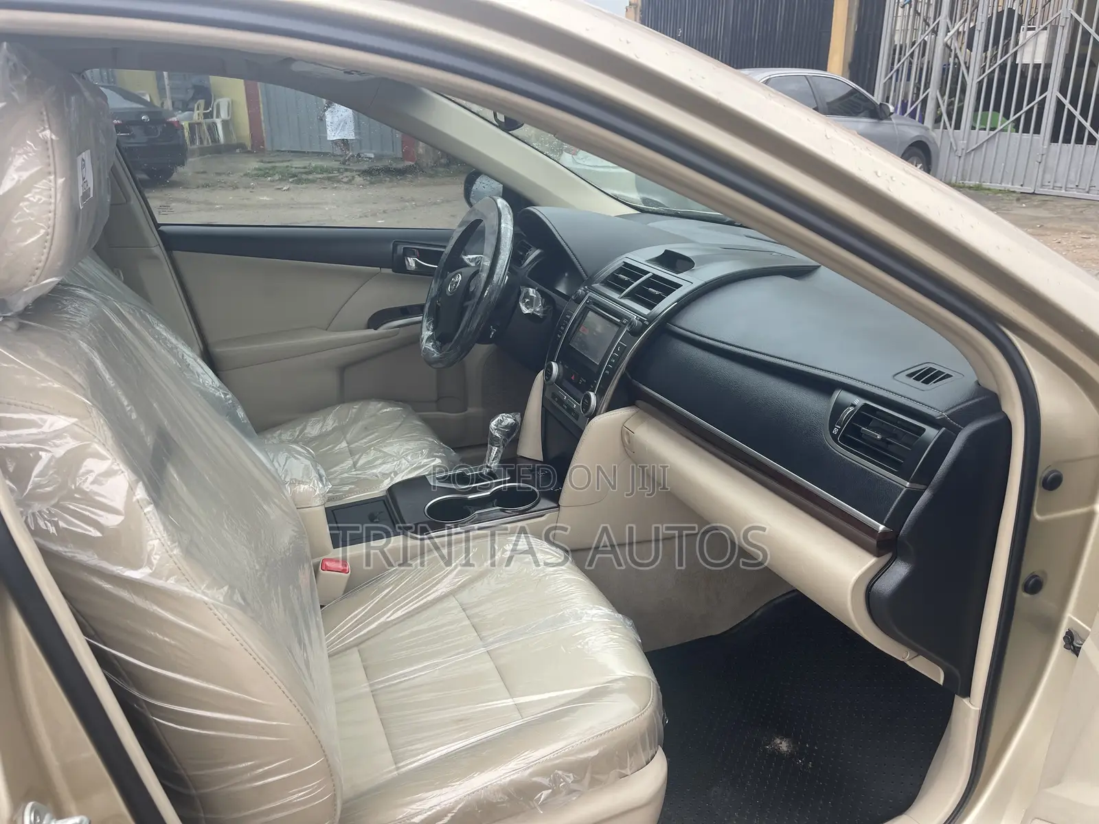 Toyota Camry XLE 4dr Sedan (2.5L 4cyl 6A) 2012 Gold