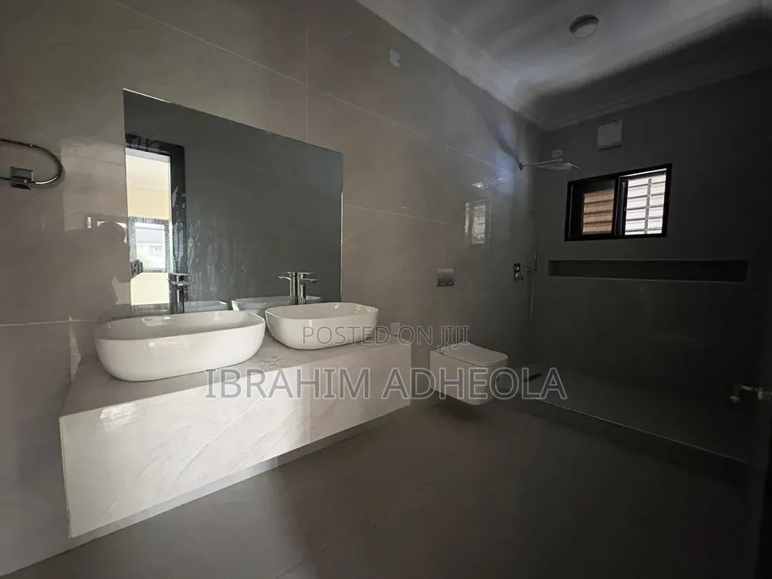 3bdrm Apartment in Lekki Phase1 for rent