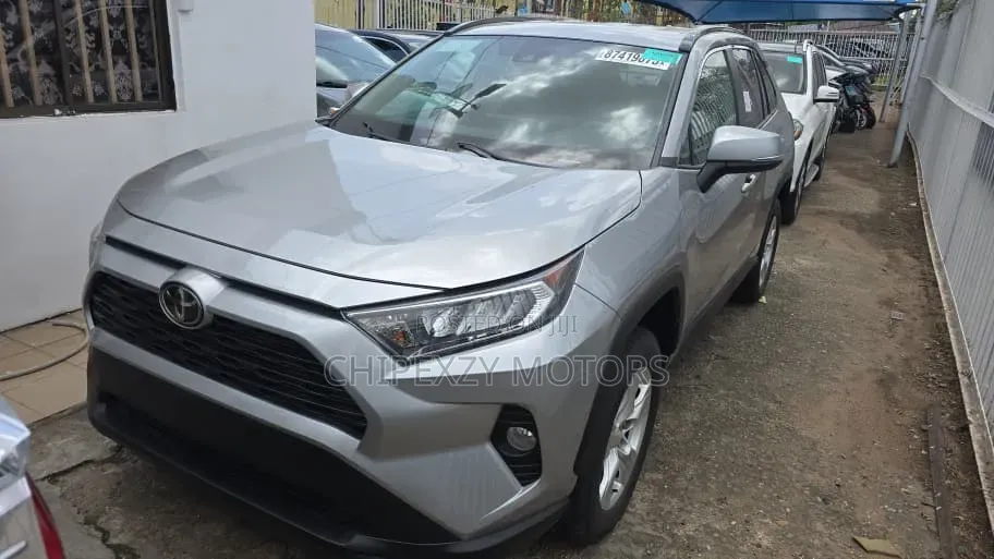 Toyota RAV4 XLE 2021 Silver