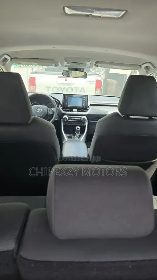 Toyota RAV4 XLE 2021 Silver