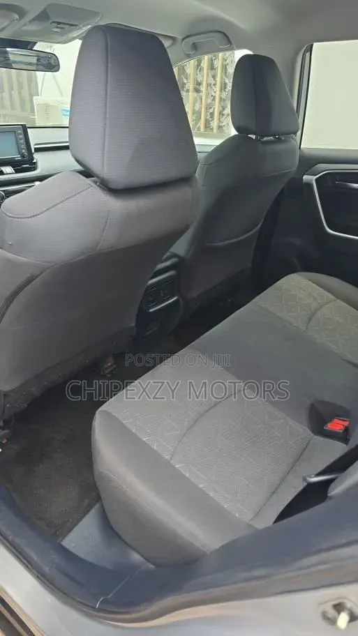 Toyota RAV4 XLE 2021 Silver