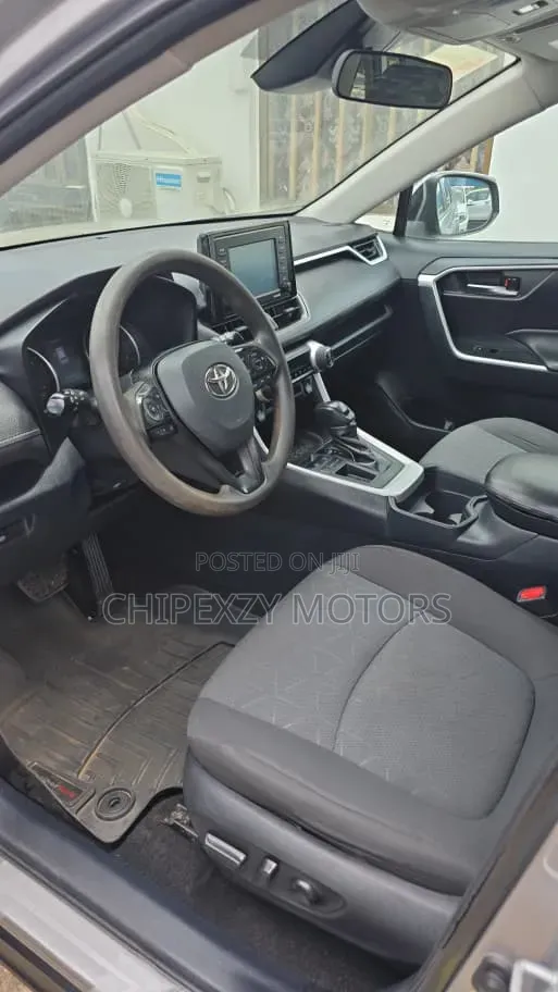 Toyota RAV4 XLE 2021 Silver