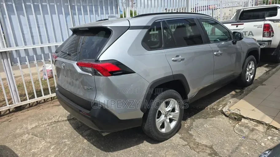 Toyota RAV4 XLE 2021 Silver