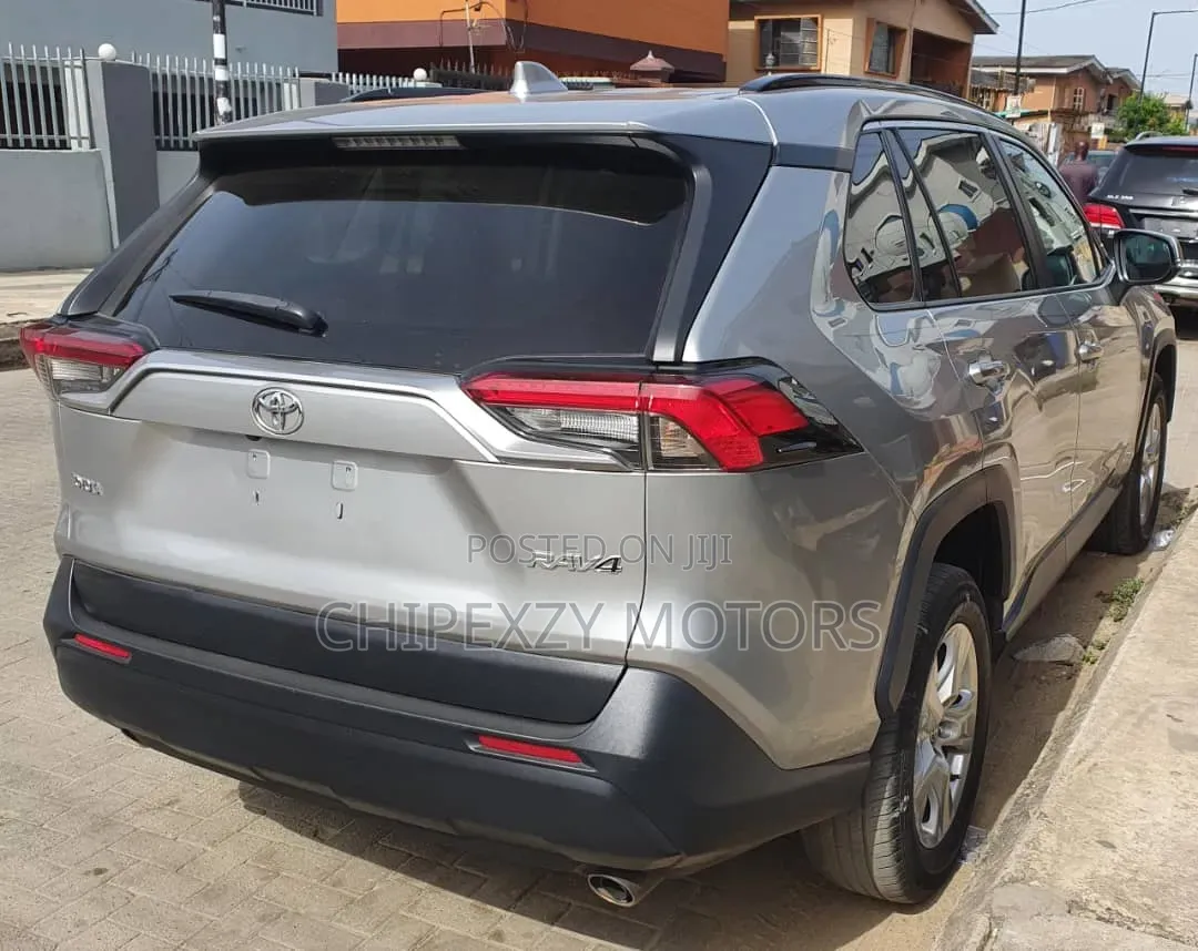 Toyota RAV4 XLE 2021 Silver