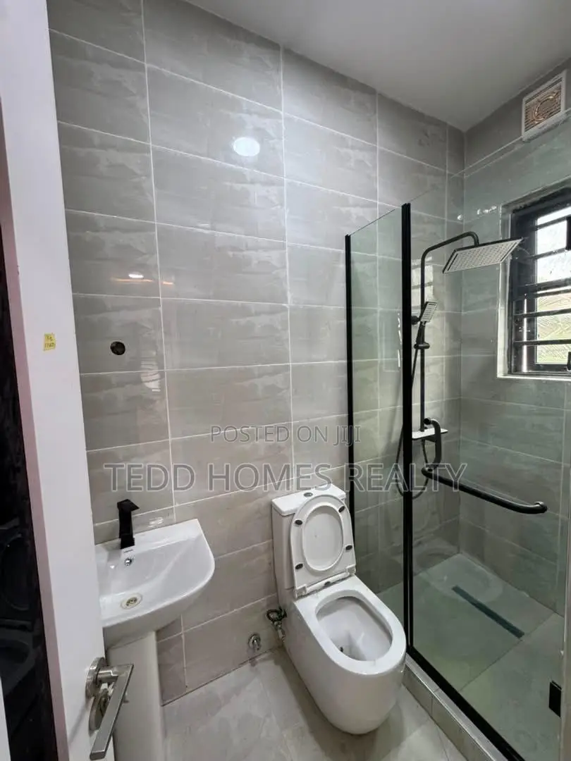 3bdrm Apartment in Lekkii for sale