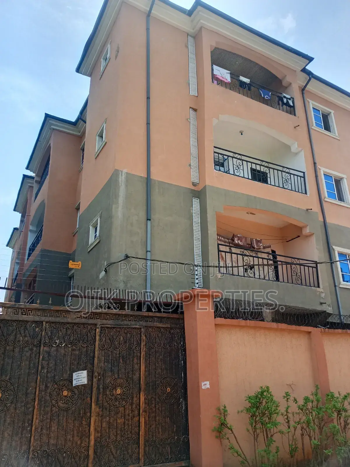8bdrm Apartment in Ojik Properties, Owerri for sale