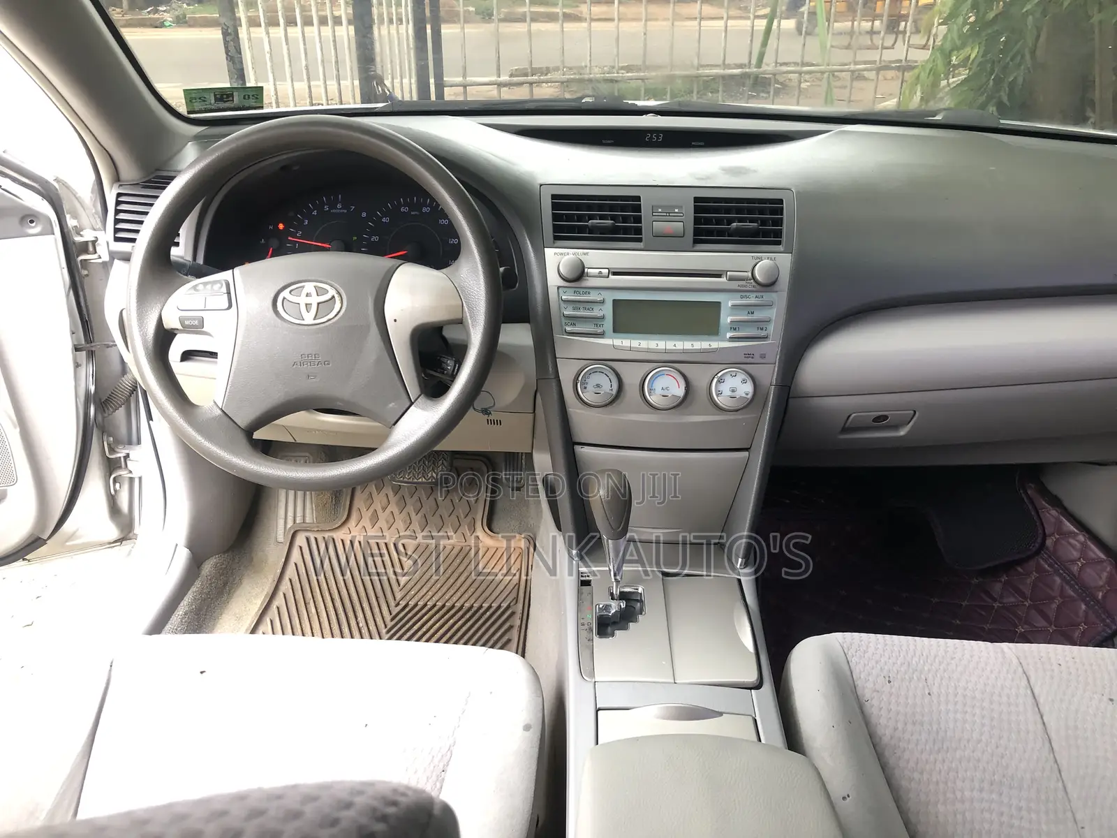 Toyota Camry LE 4dr Sedan (2.5L 4cyl 6AM) 2010 Silver