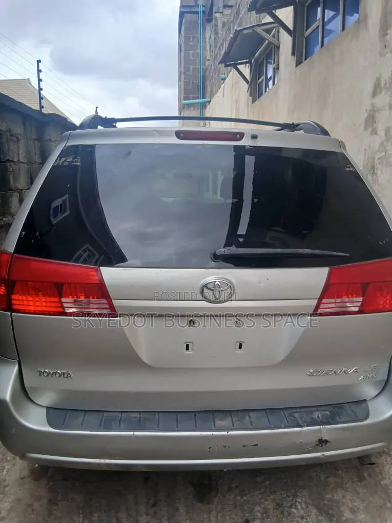 Toyota Sienna 2005 Silver