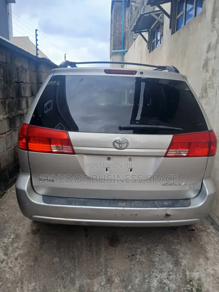 Toyota Sienna 2005 Silver