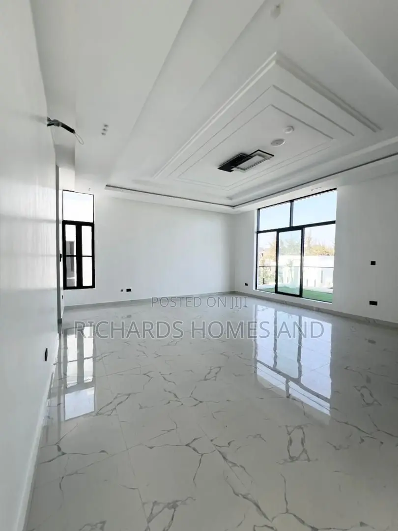 5bdrm Duplex in Osapa london for sale