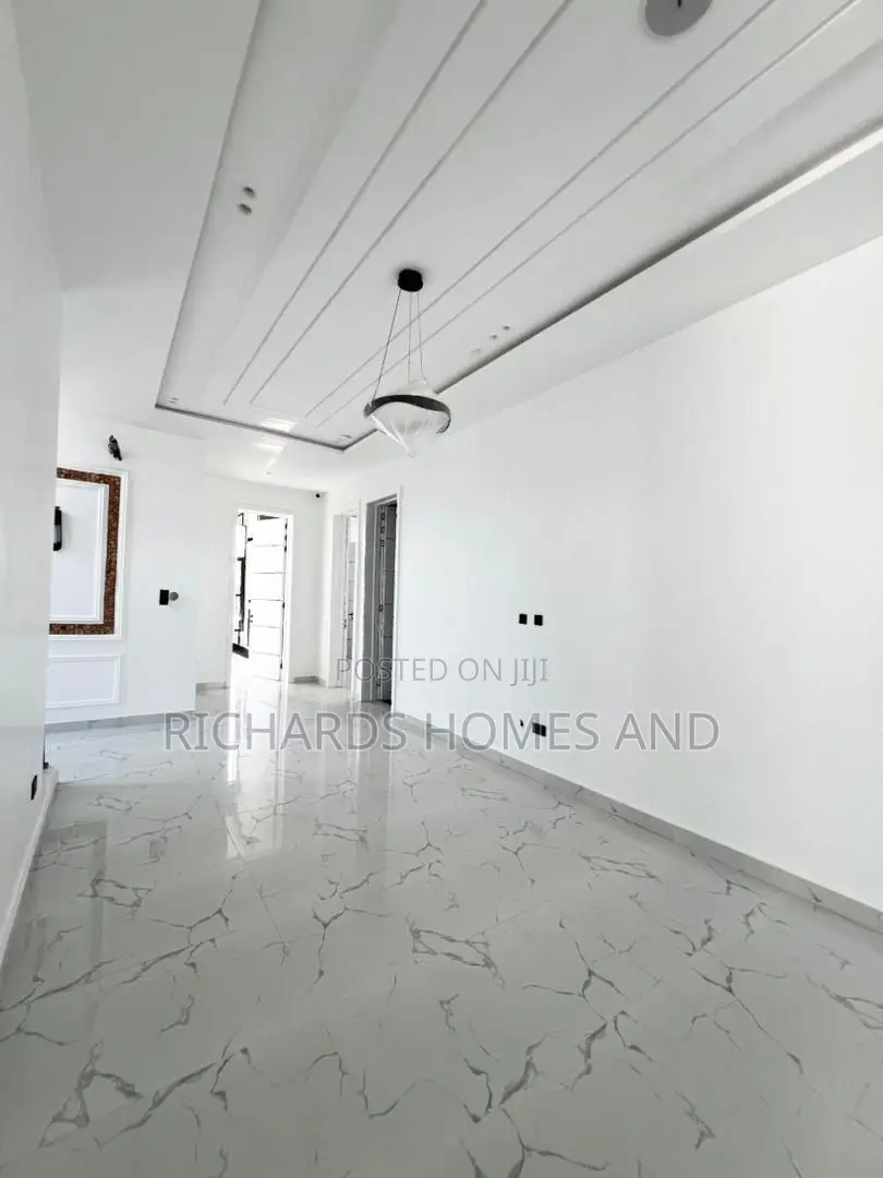5bdrm Duplex in Osapa london for sale