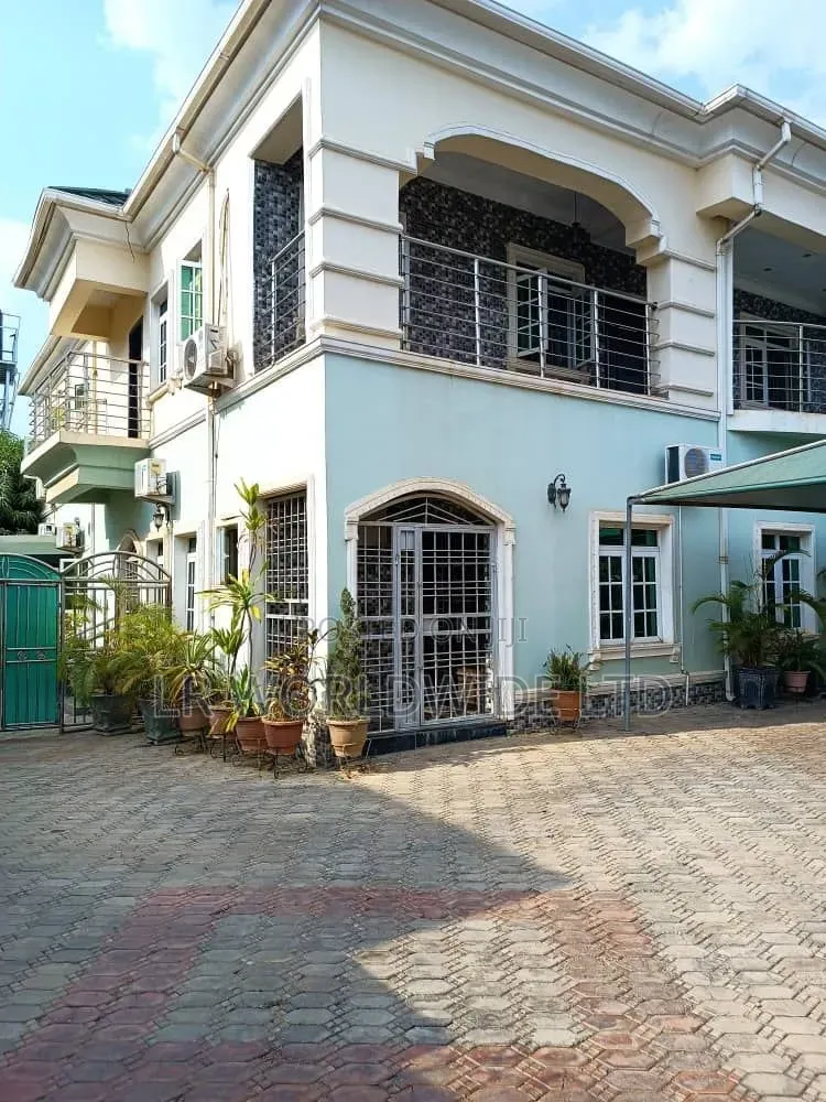 5bdrm Mansion in Sabon Lugbe for sale