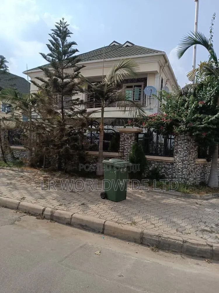 5bdrm Mansion in Sabon Lugbe for sale