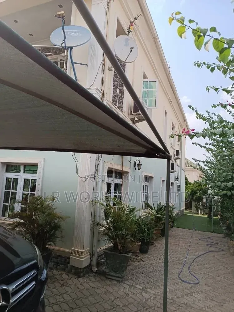 5bdrm Mansion in Sabon Lugbe for sale