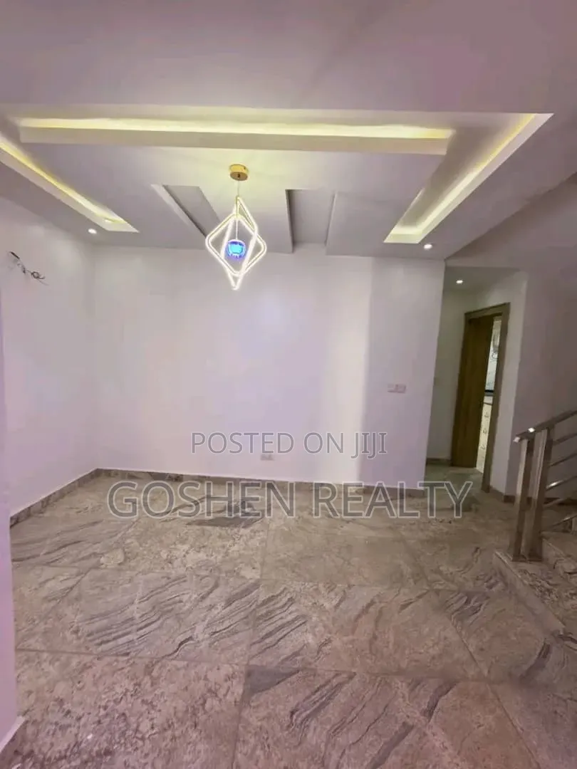 5bdrm Duplex in Utako Main for rent