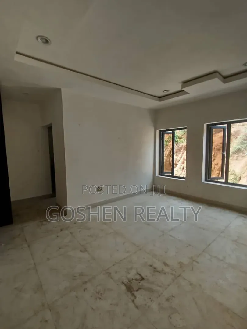 5bdrm Duplex in Guzape Main for sale
