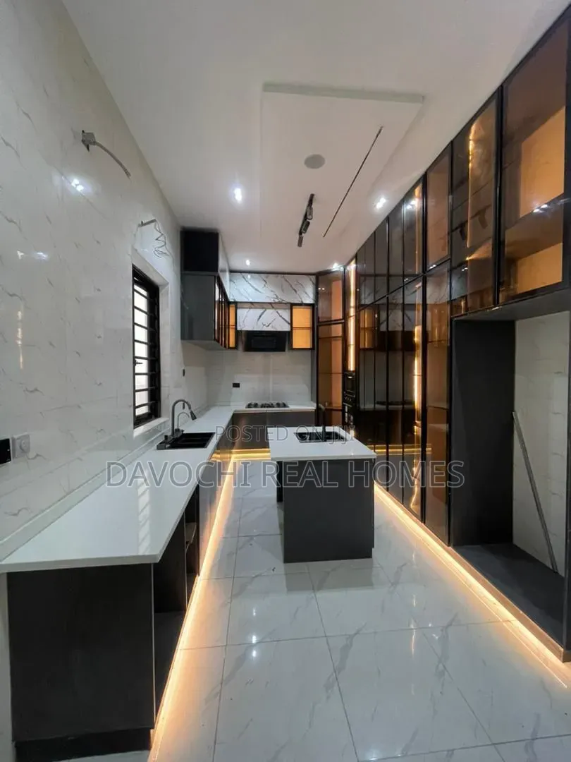 3bdrm Apartment in Lekki Phase 1 for sale