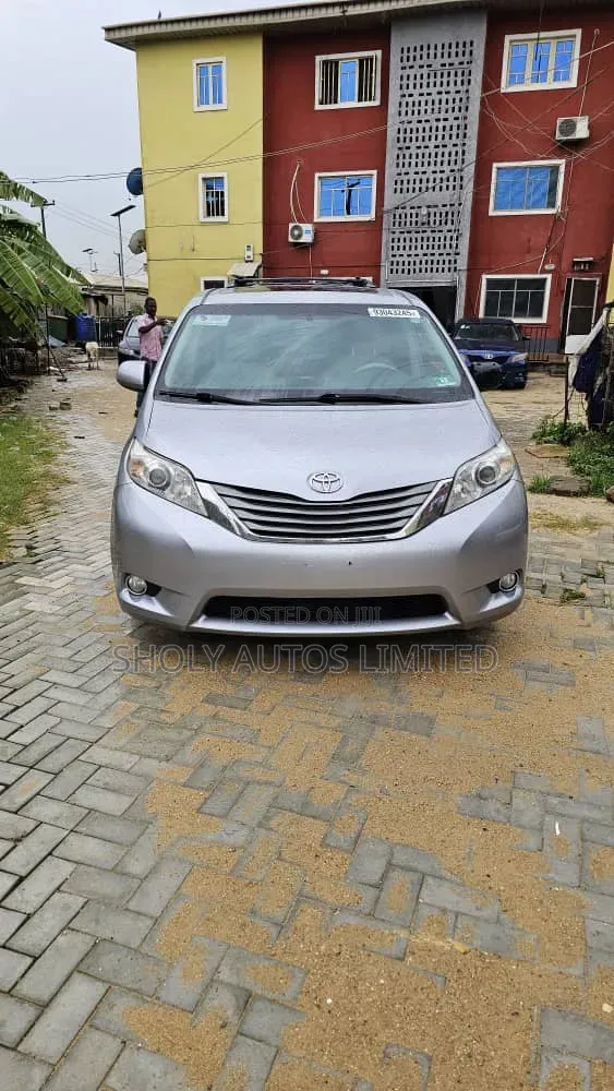 Toyota Sienna XLE 7 Passenger 2011 Silver
