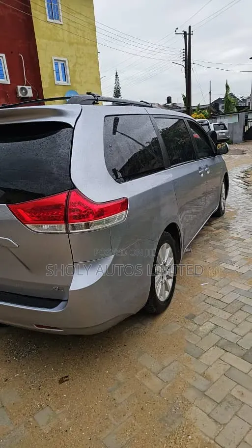 Toyota Sienna XLE 7 Passenger 2011 Silver