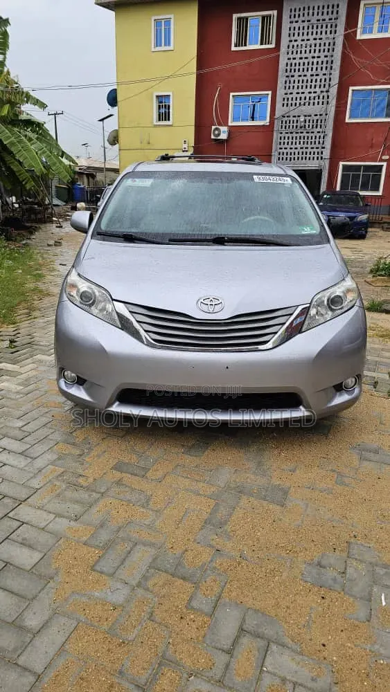 Toyota Sienna XLE 7 Passenger 2011 Silver