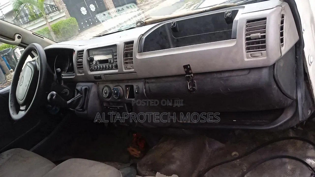Toyota HiAce 2006 White