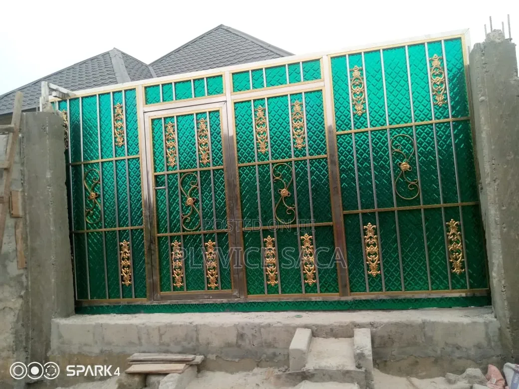 Stainless Steel Gate With Green Plate