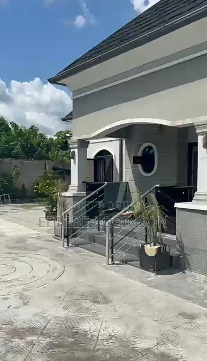 3bdrm Bungalow in Gobison Estate, Warri for sale