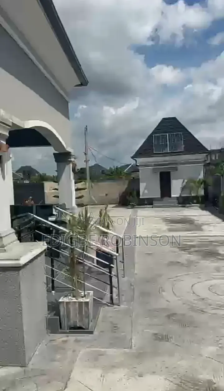 3bdrm Bungalow in Gobison Estate, Warri for sale