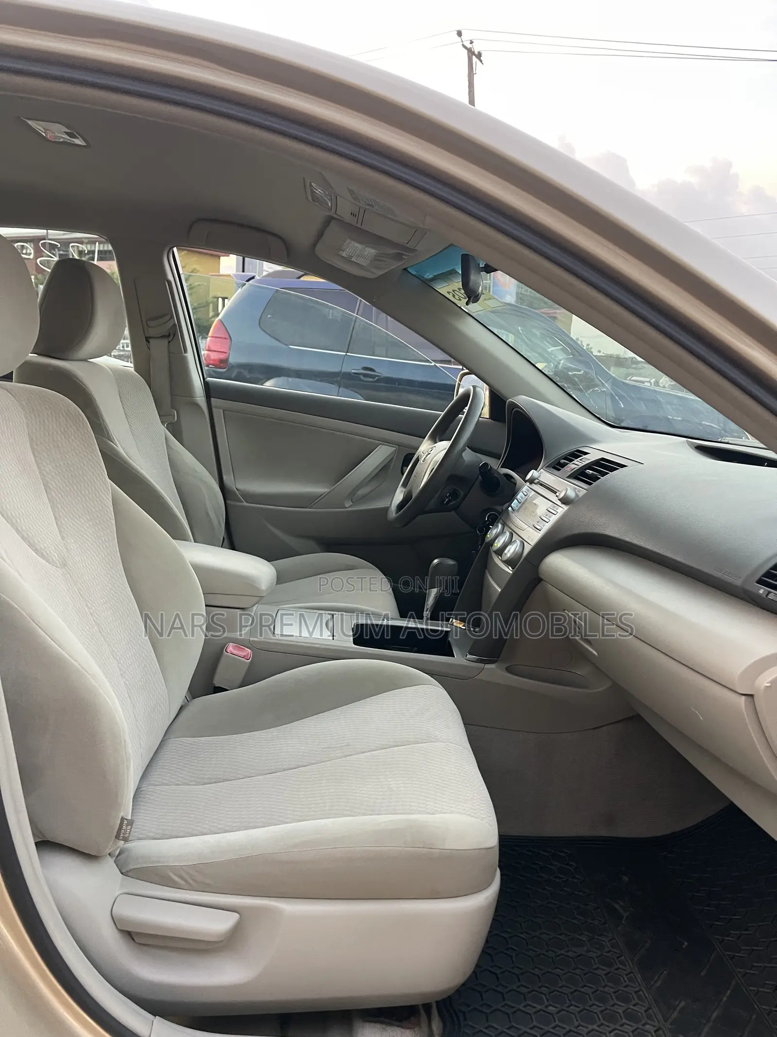 Toyota Camry LE 4dr Sedan (2.5L 4cyl 6A) 2011 Gold