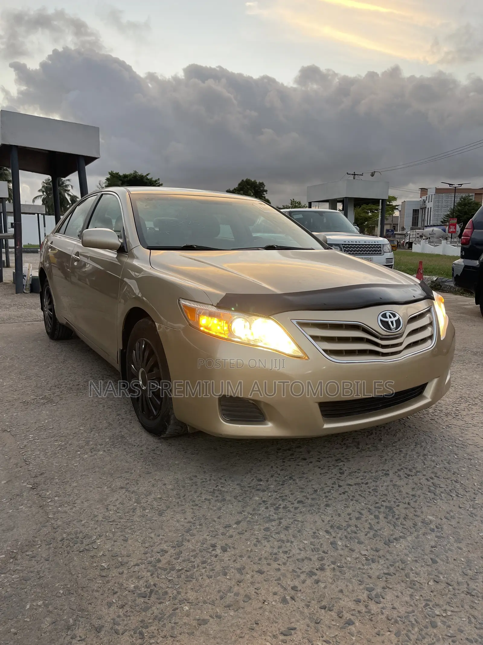 Toyota Camry LE 4dr Sedan (2.5L 4cyl 6A) 2011 Gold