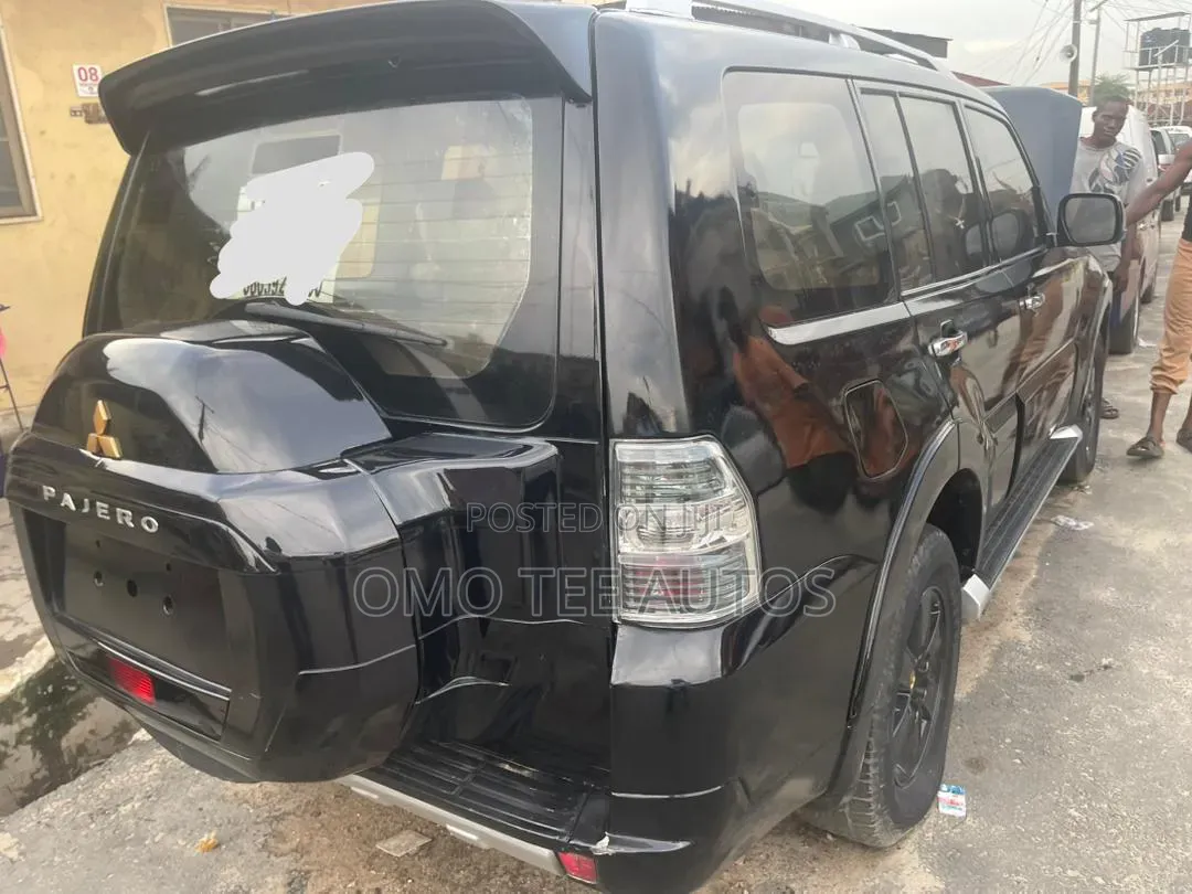 Mitsubishi Pajero 3.0 2010 Black