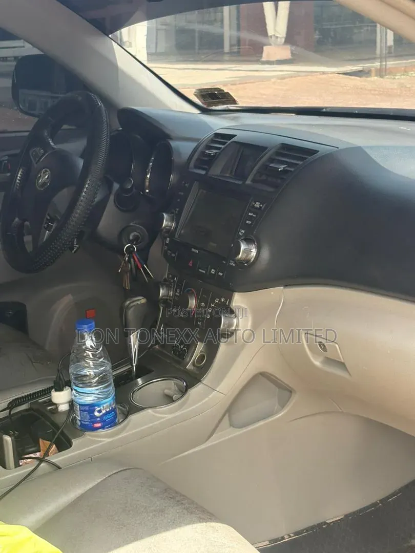 Toyota Highlander SE 2012 Black