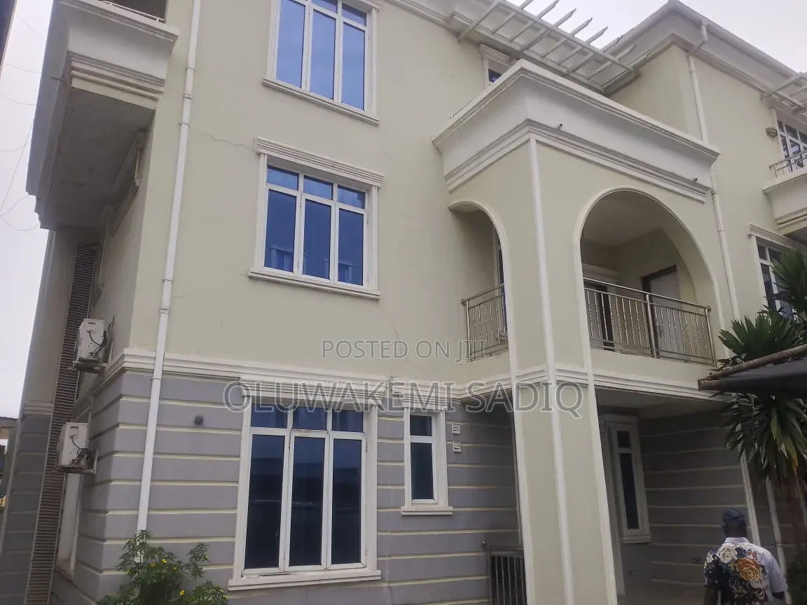 7bdrm Duplex in Ikeja Gra for rent