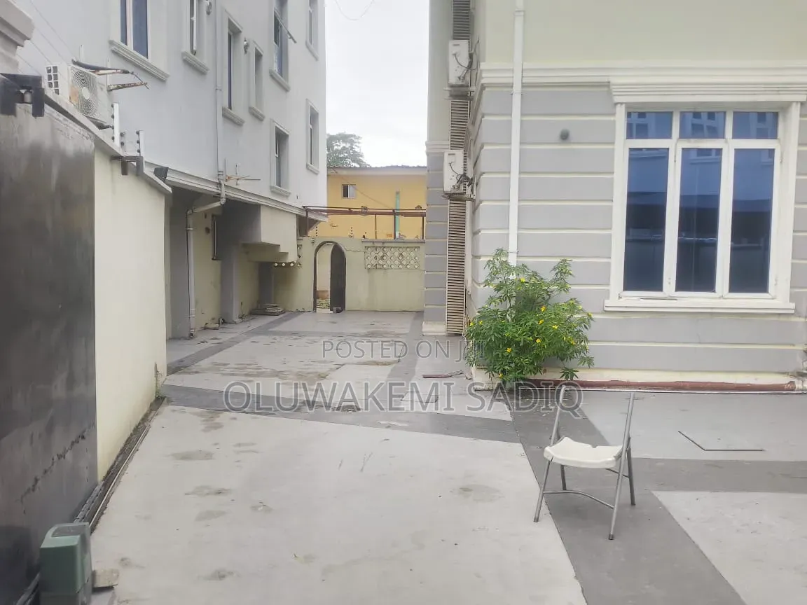 7bdrm Duplex in Ikeja Gra for rent